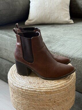 brown pointed toe boot, size 7